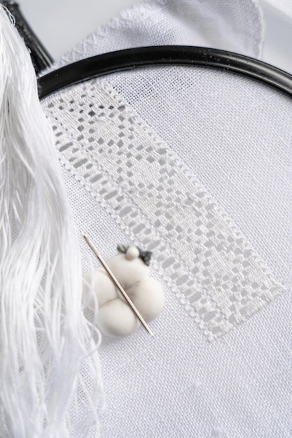 haft na tkaninie z pastelowymi nićmi